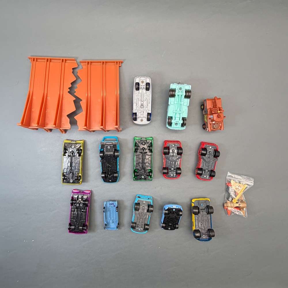 Disney Pixar Cars Diecast Plastic Lot Thunder Hollow Raceway Accessories - Picture 3 of 13